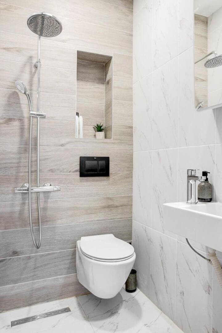 2 Private Suits - Art, Location, Quiet, Balconies Апартаменти *